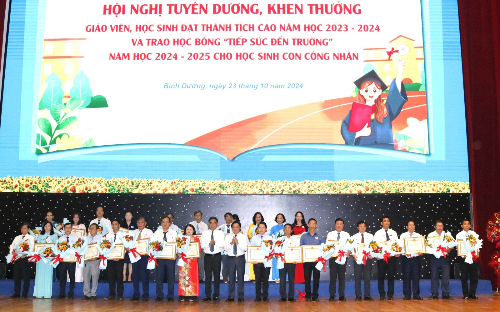 Lãnh đạo tỉnh Bình Dương tặng bằng khen cho các tập thể đạt thành tích trong kỳ thi tốt nghiệp THPT 3 năm liên tục (2022 - 2024).